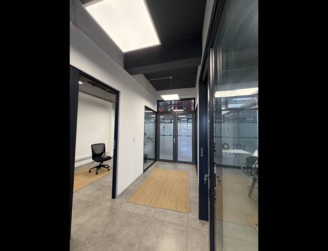 95M² BUILDING TO LET IN WOODSTOCK